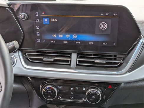 Used 2025 Chevrolet Trax LT w/ LT Convenience Package image 16