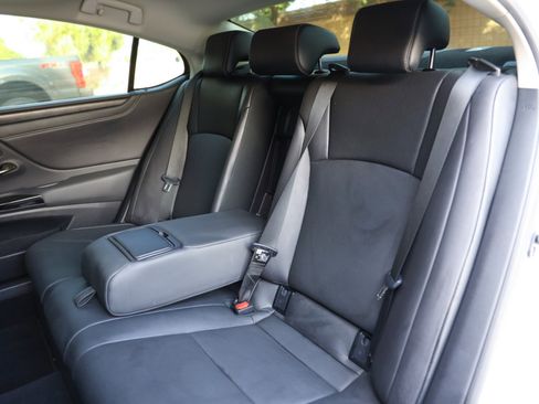 Used 2024 Lexus ES 300h w/ Premium Package image 28