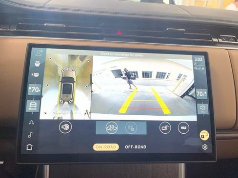 Used 2025 Land Rover Range Rover SE AWD/4WD image 17