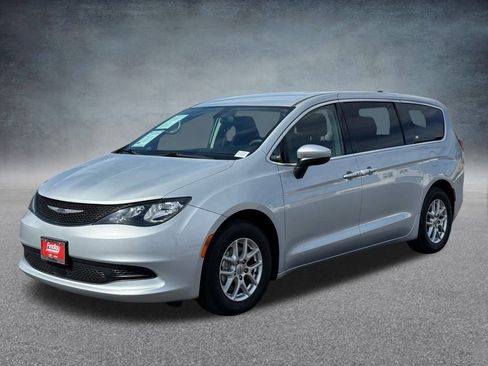 Used 2022 Chrysler Voyager LX image 8