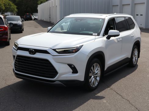 Used 2024 Toyota Grand Highlander AWD image 5