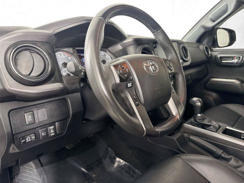 Used 2022 Toyota Tacoma TRD Off-Road w/ TRD Premium Off Road Package AWD/4WD image 4