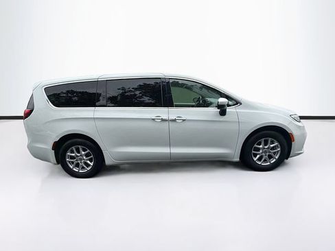 Used 2023 Chrysler Pacifica Touring-L FWD image 11