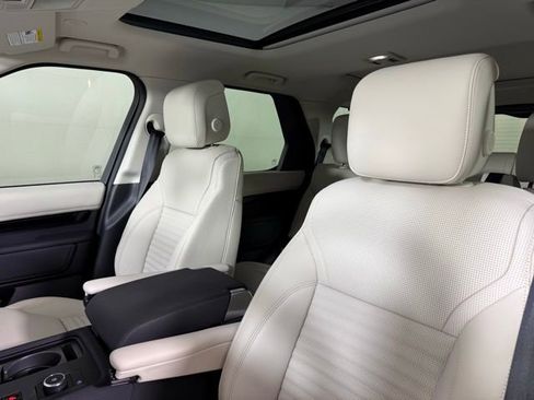 Certified 2025 Land Rover Discovery S image 6