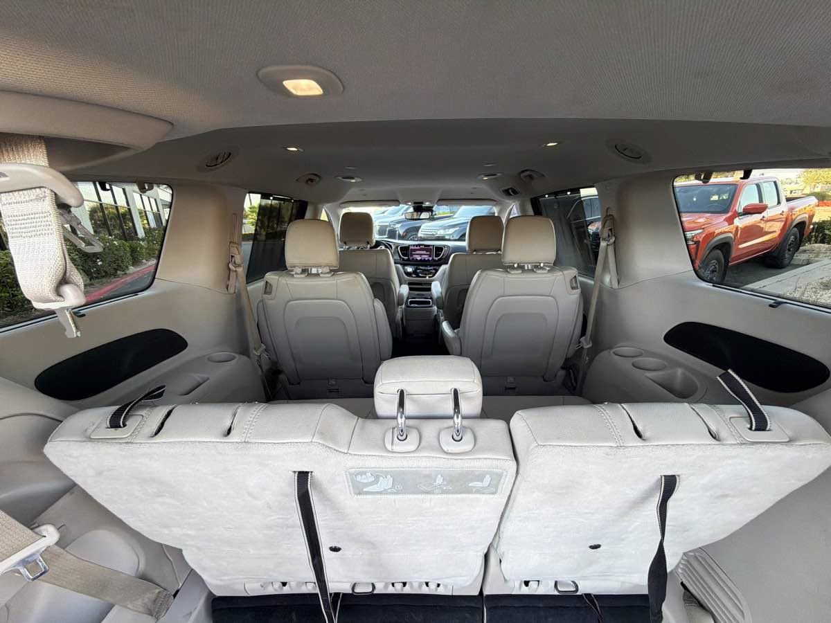 Used 2021 Chrysler Pacifica Touring-L FWD image 21