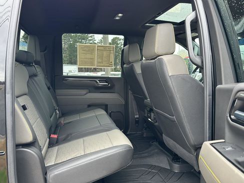 Used 2024 Chevrolet Silverado 2500 ZR2 w/ Technology Package image 11