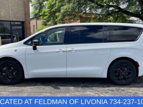 Used 2024 Chrysler Pacifica Limited FWD image 5