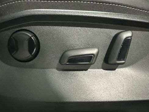 Certified 2025 Volkswagen Taos SE image 32