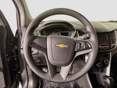 Used 2020 Chevrolet Trax LS FWD image 11