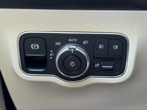 Used 2022 Mercedes-Benz GLB 250 w/ Premium Package Lite image 18