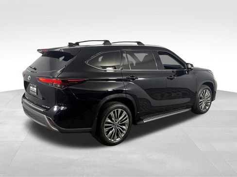 Used 2024 Toyota Highlander Platinum FWD image 5