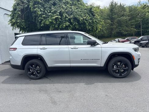 New 2025 Jeep Grand Cherokee L Altitude image 2