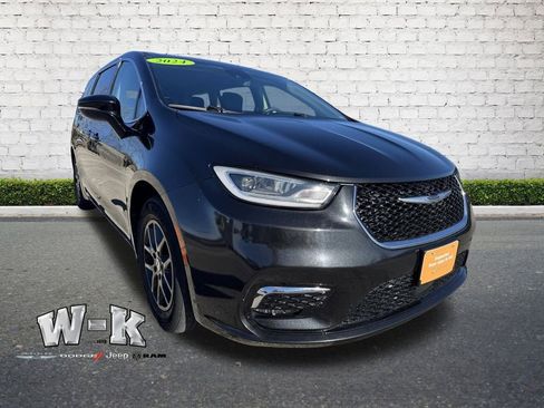 Used 2024 Chrysler Pacifica Touring-L image 1