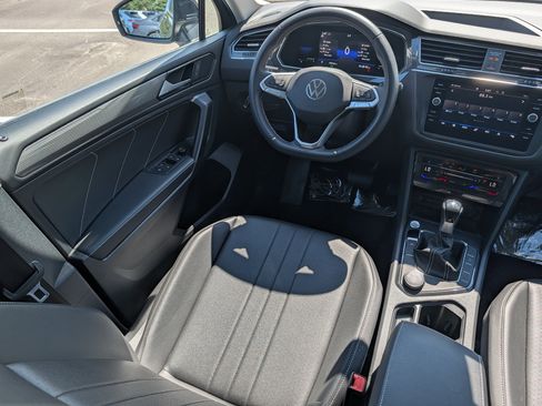 Certified 2023 Volkswagen Tiguan SE w/ Panoramic Sunroof Package AWD/4WD image 9