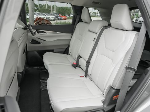 Certified 2026 INFINITI QX60 Luxe w/ Family Package FWD image 33