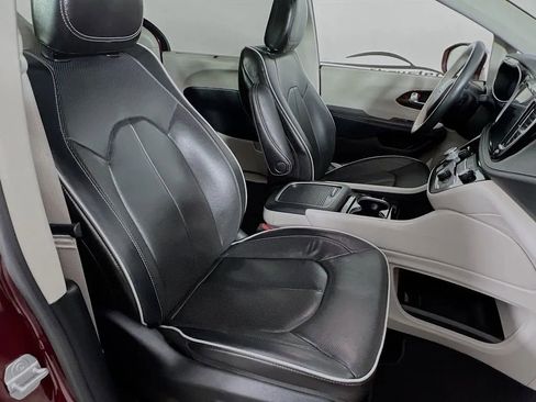 Used 2021 Chrysler Pacifica Limited image 31