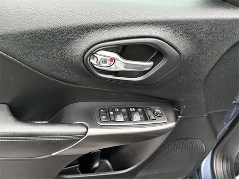 Used 2019 Jeep Cherokee Latitude w/ Popular Appearance Group image 15