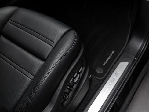 Certified 2025 Porsche Cayenne S AWD/4WD image 38