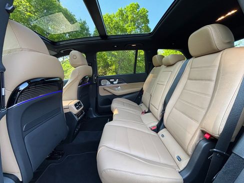 Used 2024 Mercedes-Benz GLS 580 4MATIC image 16