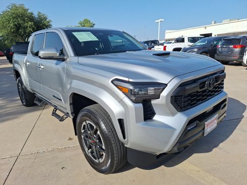 Used 2024 Toyota Tacoma TRD Sport AWD/4WD image 8