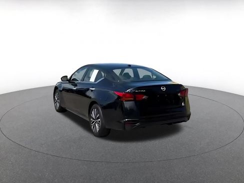 Used 2025 Nissan Altima 2.5 SV FWD image 11