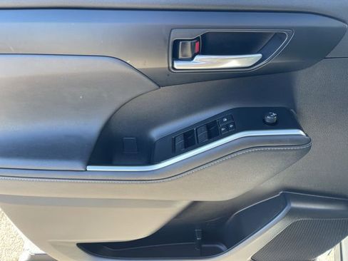 Used 2023 Toyota Highlander XLE AWD/4WD image 12