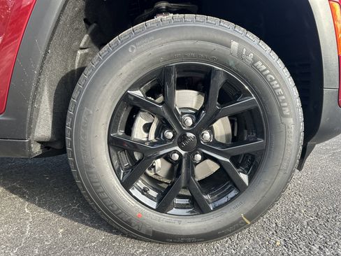 New 2025 Jeep Grand Cherokee Altitude image 10