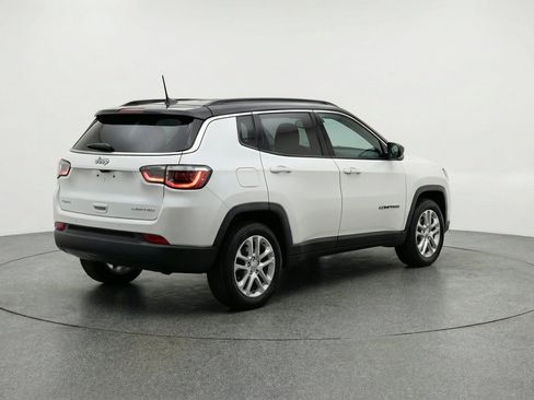 Used 2025 Jeep Compass Limited AWD/4WD image 9