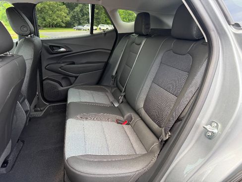 Used 2025 Chevrolet Trax LT w/ LT Convenience Package FWD image 16