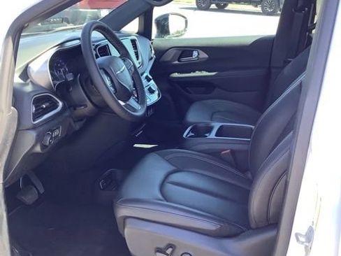 Certified 2025 Chrysler Pacifica Select FWD image 14