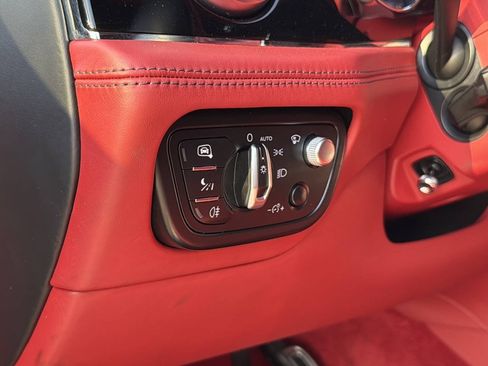 Used 2017 Bentley Bentayga AWD/4WD image 51