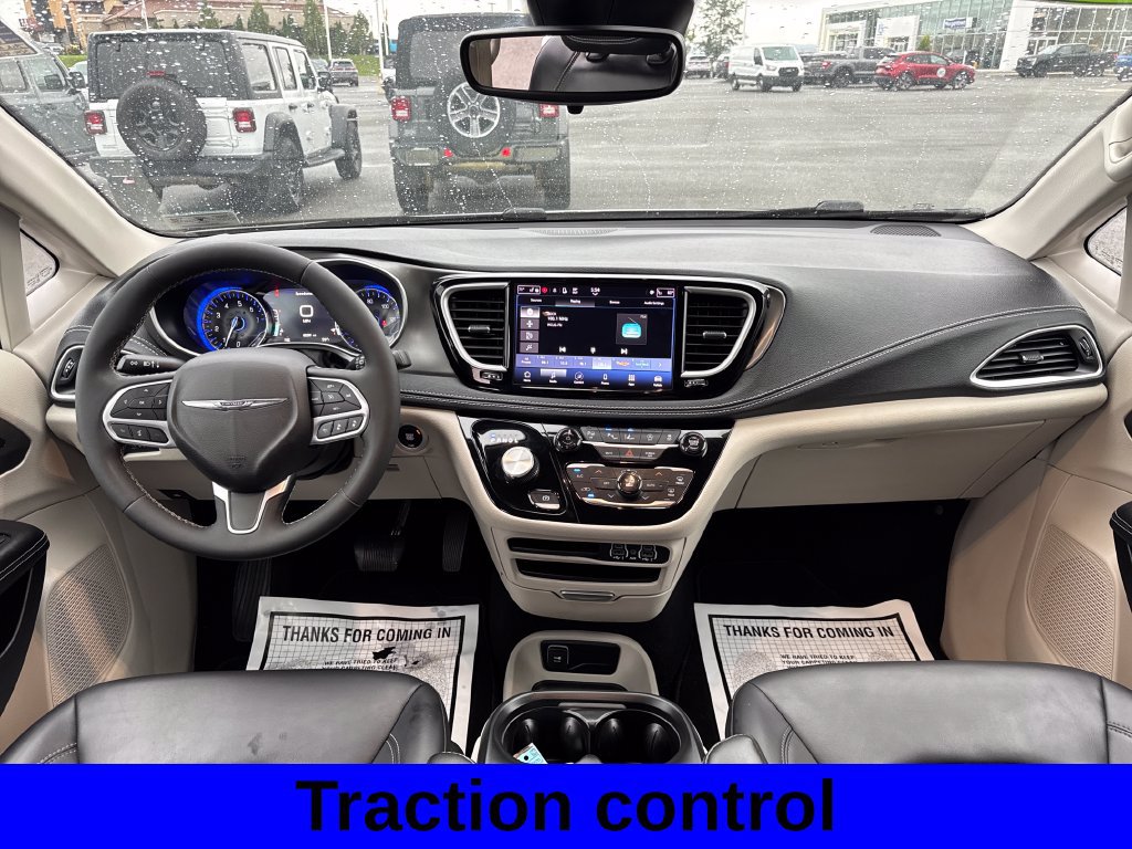 Used 2023 Chrysler Pacifica Touring-L FWD image 11