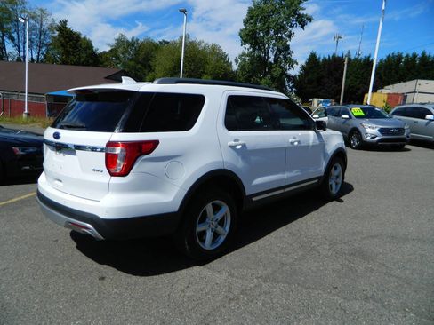 Used 2017 Ford Explorer XLT image 8