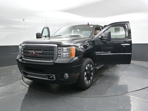 Used 2011 GMC Sierra 2500 Denali w/ Suspension Package, Off-Road AWD/4WD image 44