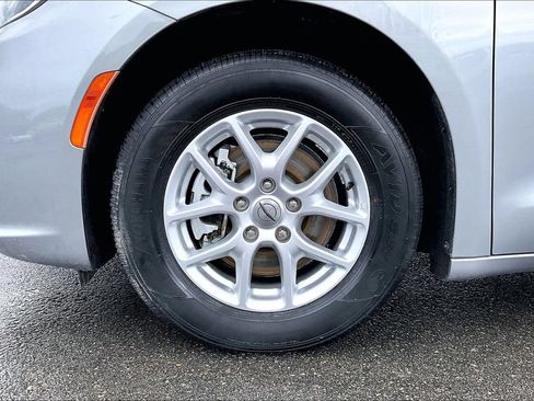 Used 2021 Chrysler Pacifica Touring-L FWD image 34