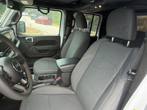 Used 2025 Jeep Gladiator Sport AWD/4WD image 17