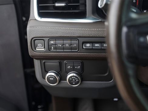 Used 2021 GMC Yukon Denali w/ Denali Premium Package image 18