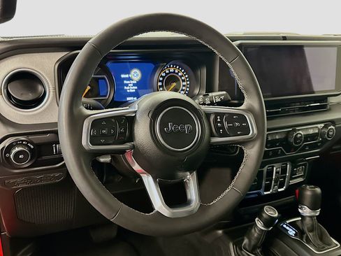 Used 2025 Jeep Wrangler Sahara image 18