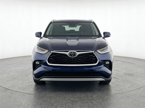 Used 2025 Toyota Highlander LE FWD image 2