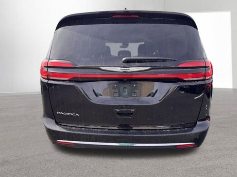 Used 2024 Chrysler Pacifica Touring-L image 4