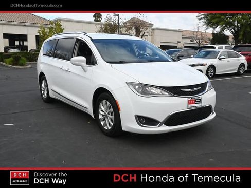 Used 2018 Chrysler Pacifica Touring-L image 3