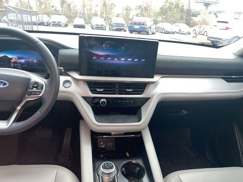 Used 2025 Ford Explorer Active w/ Active Comfort Package image 16