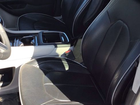 Used 2023 Chrysler Pacifica Limited image 24