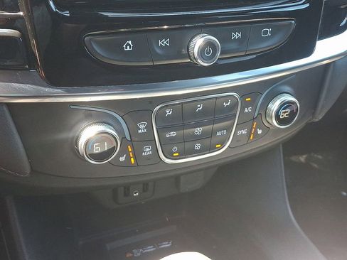 Certified 2023 Chevrolet Traverse LT FWD image 17