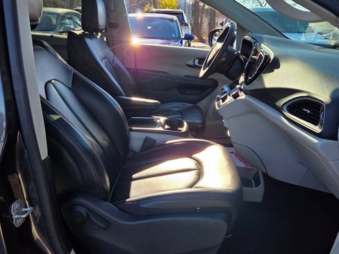 Used 2023 Chrysler Pacifica Touring-L FWD image 16