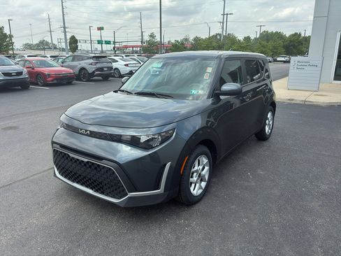 Used 2025 Kia Soul LX w/ LX Technology Package FWD image 2