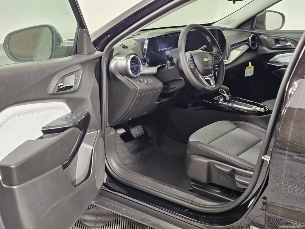Used 2026 Chevrolet Trax LT w/ LT Convenience Package FWD image 21