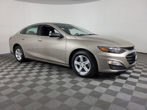 Used 2022 Chevrolet Malibu LS image 2