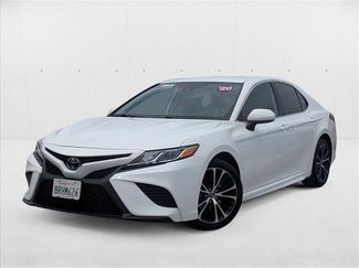 Used 2020 Toyota Camry SE image 1
