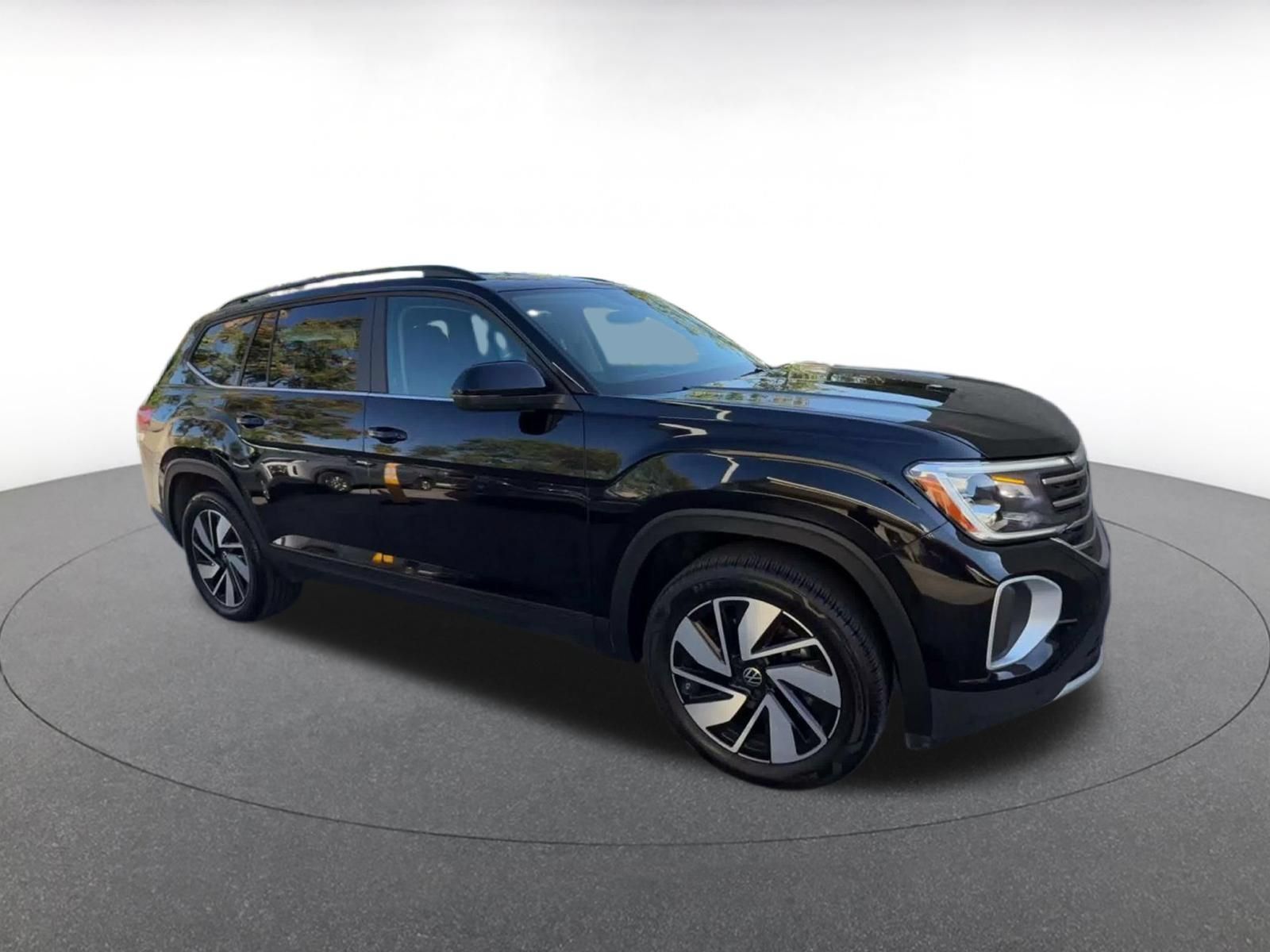 Used 2026 Volkswagen Atlas SE FWD image 2